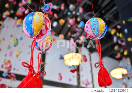 鴻巣びっくりひな祭り　花と音楽の館かわさと「花久の里」六角錐ひな壇・つるし雛　 123482965