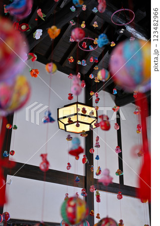 鴻巣びっくりひな祭り　花と音楽の館かわさと「花久の里」六角錐ひな壇・つるし雛　 123482966