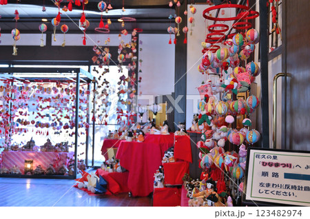 鴻巣びっくりひな祭り 花と音楽の館かわさと「花久の里」六角錐ひな壇・つるし雛 鴻巣びっくりひな祭り 花と音楽の館かわさと「花久の里」六角錐ひな壇・つるし雛 123482974