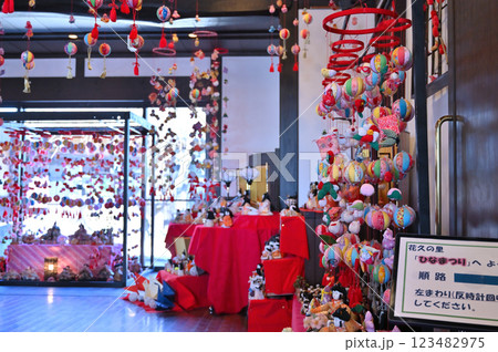 鴻巣びっくりひな祭り 花と音楽の館かわさと「花久の里」六角錐ひな壇・つるし雛 鴻巣びっくりひな祭り 花と音楽の館かわさと「花久の里」六角錐ひな壇・つるし雛 123482975