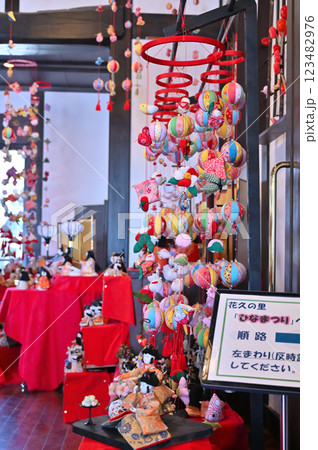 鴻巣びっくりひな祭り 花と音楽の館かわさと「花久の里」六角錐ひな壇・つるし雛 鴻巣びっくりひな祭り 花と音楽の館かわさと「花久の里」六角錐ひな壇・つるし雛 123482976