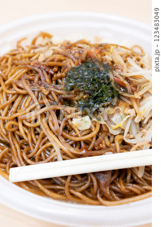 美味しいコンビニのソース焼きそば 123483049