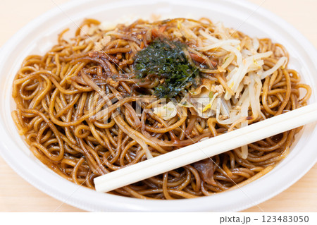 美味しいコンビニのソース焼きそば 123483050