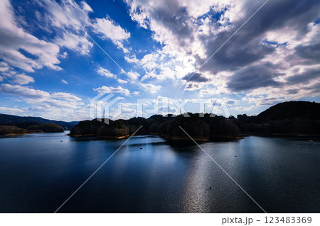 気温も上がり春めいてきた布目ダム　日没前から夜空まで　青空を映す美しい湖面③ 123483369