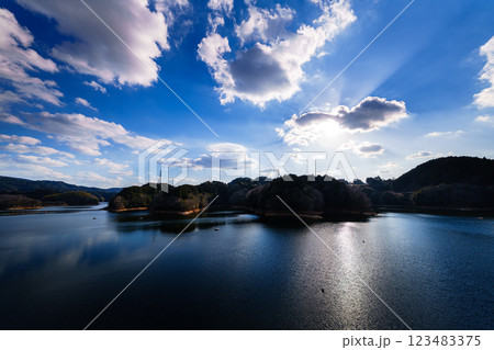 気温も上がり春めいてきた布目ダム　日没前から夜空まで　青空を映す美しい湖面⑨ 123483375