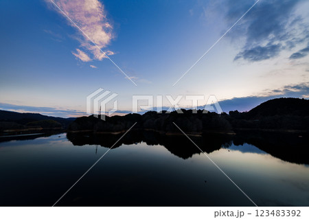 気温も上がり春めいてきた布目ダム　日没前から夜空まで　日没後の美しい夕焼け空と鏡のような湖面➃ 123483392