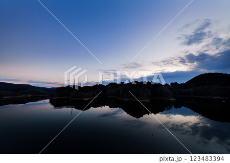 気温も上がり春めいてきた布目ダム　日没前から夜空まで　日没後の美しい夕焼け空と鏡のような湖面➅ 123483394