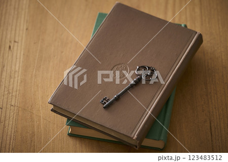 古い本の上に置かれたアンティークな鍵 123483512