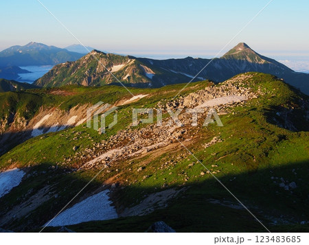 双六岳から望む夏の笠ヶ岳 双六岳から望む夏の笠ヶ岳 123483685