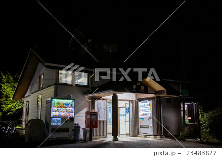 【徳島線】夜の静かな学駅 123483827