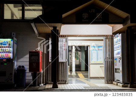 【徳島線】夜の学駅に停車する普通列車 123483835