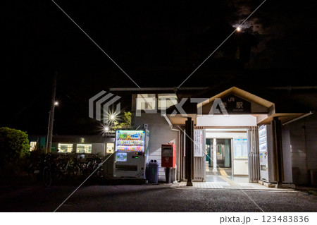【徳島線】夜の学駅に停車する普通列車 123483836