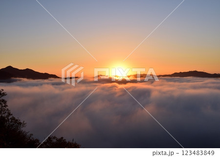 宝山公園展望台からの夜久野高原の雲海 宝山公園展望台からの夜久野高原の雲海 123483849