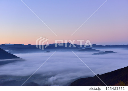 雲海展望公園からの大洲盆地の雲海 123483851