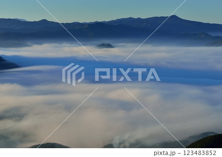 雲海展望公園からの大洲盆地の雲海 雲海展望公園からの大洲盆地の雲海 123483852