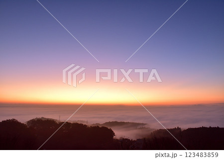 三王山展望台（タワー）からの常陸台地に広がる雲海 123483859