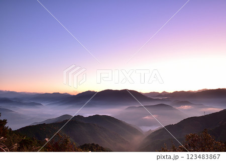 潮見峠からの中辺路(熊野古道)の雲海(霧) 潮見峠からの中辺路(熊野古道)の雲海(霧) 123483867