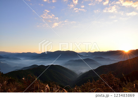 潮見峠からの中辺路（熊野古道）の雲海（霧） 123483869