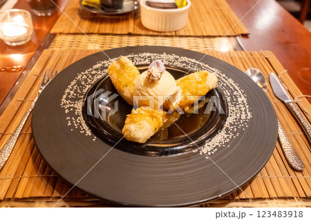揚げバナナとバニラアイスのデザートプレート 123483918