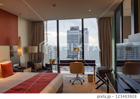 海の見える高層ビルのモダンなホテルルーム 123483928