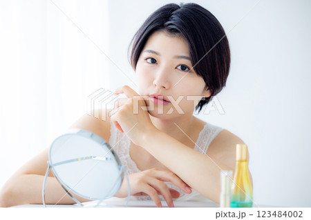 メイクをする若い女性 メイクをする若い女性 123484002