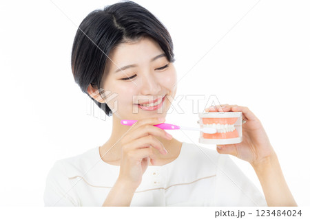 歯ブラシを持つ歯科衛生士 歯ブラシを持つ歯科衛生士 123484024