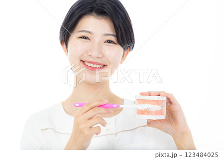 歯ブラシを持つ歯科衛生士 123484025