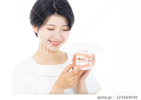 歯ブラシを持つ歯科衛生士 123484030