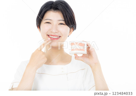 歯ブラシを持つ歯科衛生士 123484033