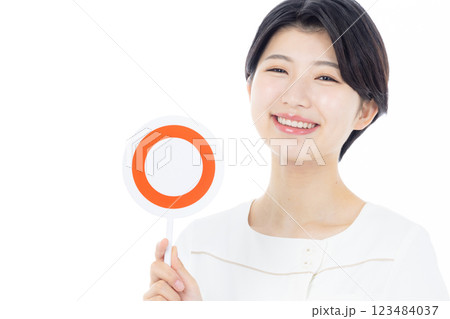 マルを持つ笑顔の看護師 123484037