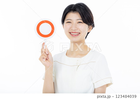 マルを持つ笑顔の看護師 123484039