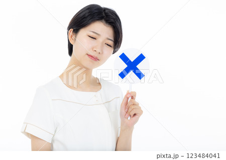 不正解のマークを持つ看護師 不正解のマークを持つ看護師 123484041