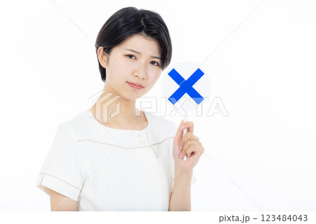 不正解のマークを持つ看護師 不正解のマークを持つ看護師 123484043