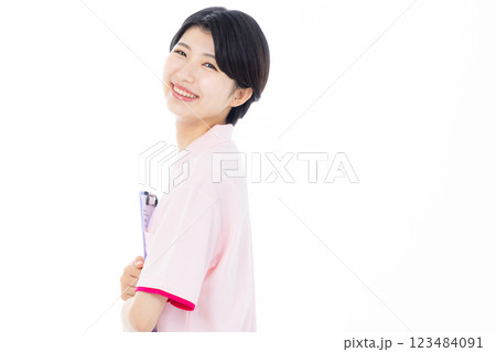 指示する笑顔の介護士 123484091