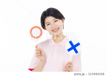 マルバツ札を持つ介護士 マルバツ札を持つ介護士 123484108