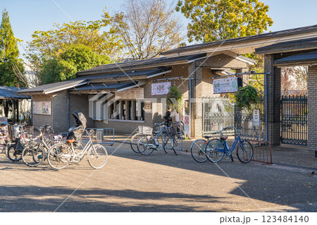 京都市左京区北山　京都府立植物園（日本最初の公立植物園：大典記念京都植物園）北山門 123484140