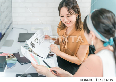 写真編集・画像編集・写真加工・レタッチャー・グラフィックデザイナーの仕事をする女性 写真編集・画像編集・写真加工・レタッチャー・グラフィックデザイナーの仕事をする女性 123484249