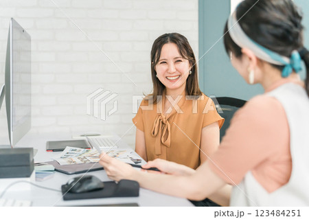 写真編集・画像編集・写真加工・レタッチャー・グラフィックデザイナーの仕事をする女性 123484251
