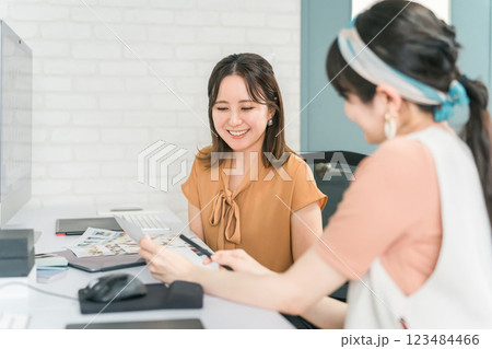 写真編集・画像編集・写真加工・レタッチャー・グラフィックデザイナーの仕事をする女性 123484466