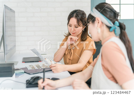 写真編集・画像編集・写真加工・レタッチャー・グラフィックデザイナーの仕事をする女性 123484467