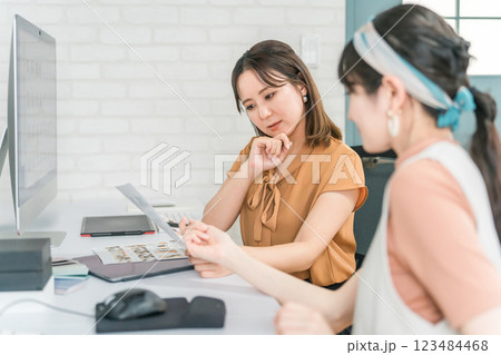 写真編集・画像編集・写真加工・レタッチャー・グラフィックデザイナーの仕事をする女性 123484468