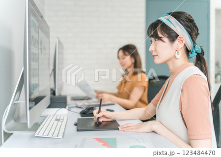 写真編集・画像編集・写真加工・レタッチャー・グラフィックデザイナーの仕事をする女性 123484470