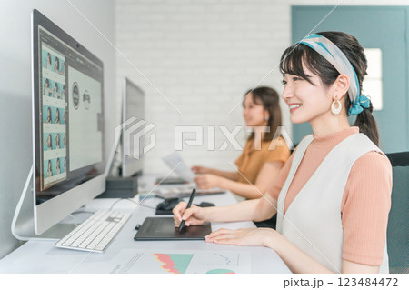 写真編集・画像編集・写真加工・レタッチャー・グラフィックデザイナーの仕事をする女性 123484472