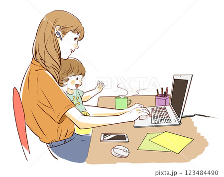 パソコンする女性と子供 123484490