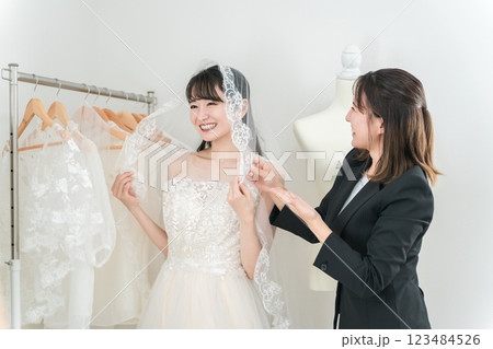 結婚式のウェディングドレス・ベールの衣装合わせ・試着をする花嫁 123484526