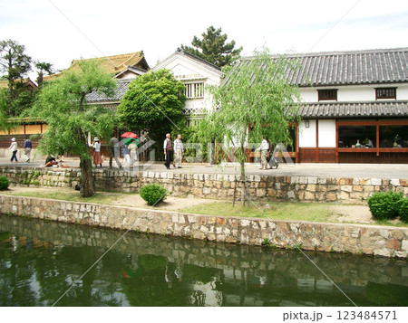 岡山県の倉敷美観地区（倉敷川河畔） 123484571
