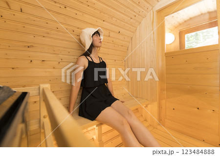 バレルサウナに入る女性 バレルサウナに入る女性 123484888