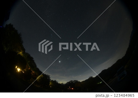 北杜市白州町、霜月未明の空に冬の訪れを告げる冬の星々 123484965