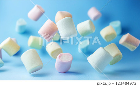 沢山のカラフルなマシュマロが落ちている、水色背景 123484972