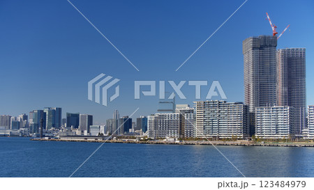 東京湾の海岸の風景 晴海ふ頭・晴海フラッグ 東京湾の海岸の風景 晴海ふ頭・晴海フラッグ 123484979